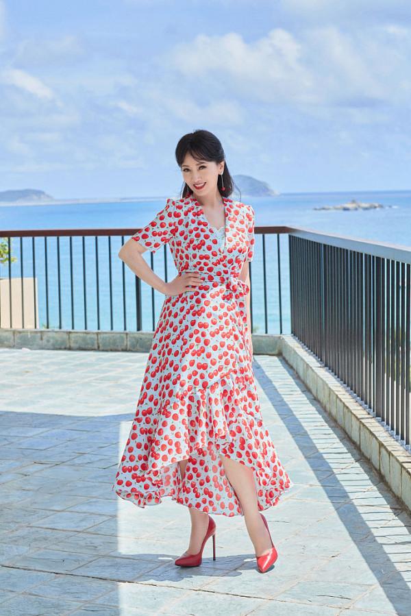 趙雅芝海邊度假大片釋出甜美可人 穿波點紅裙笑容粲然似仙女