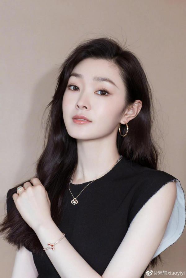 宋軼最新代言照，清純可人