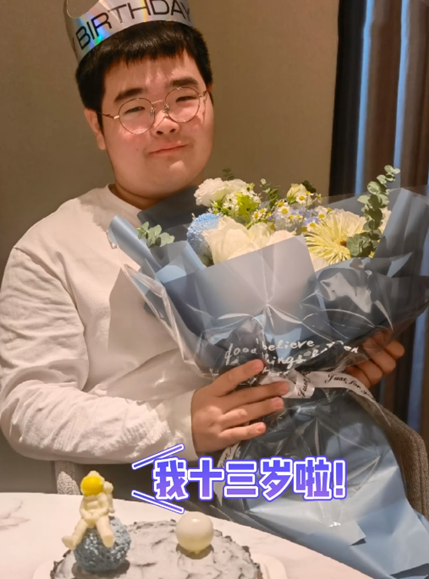 “謝飛機”13歲了!曬照慶生被調侃“等比例長大”,還好沒長殘 “謝飛機”13歲了!曬照慶生被調侃“等比例長大”,還好沒長殘