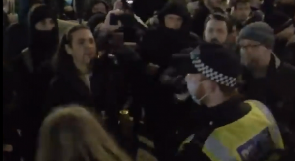 英首相家門口，爆發激烈衝突