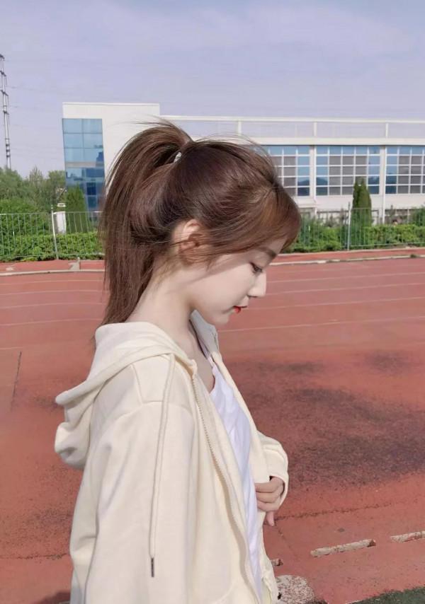 學院風薄款外套，如何穿搭更有高雅感？