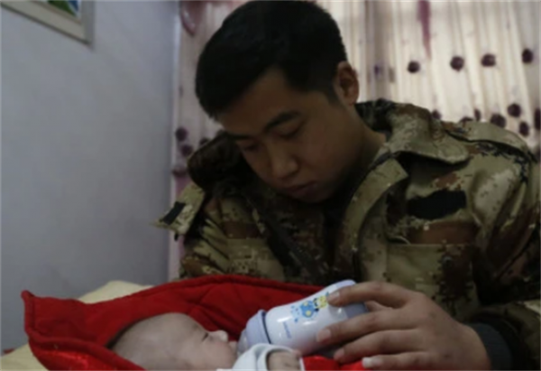 她拒絕減胎，冒著風險產下4胞胎，今全家幫忙帶娃的場景讓人羨慕