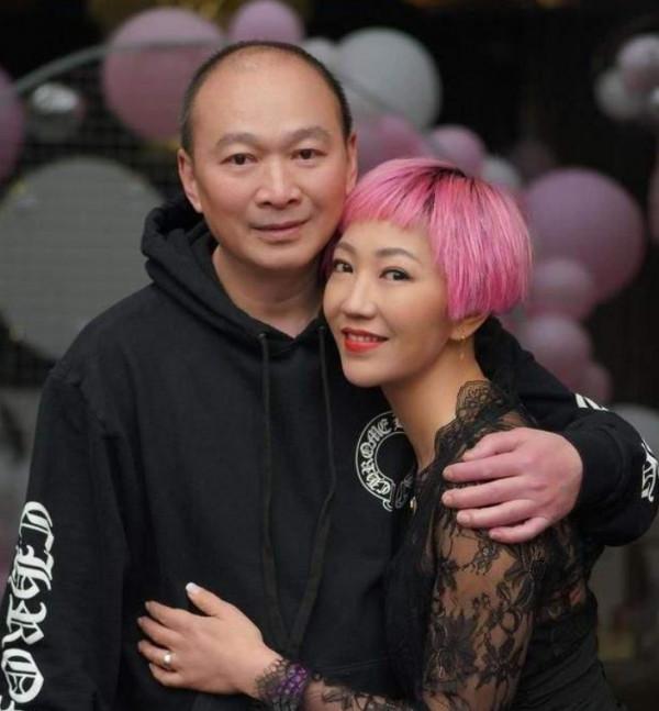 劉嘉玲與家人同框，戴碩大珠寶如高階貴婦，弟媳粉紅頭髮更搶鏡