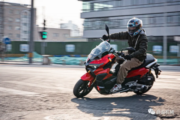 等不到上市以後了！搶先試駕龍嘉 XDV 250丨把玩