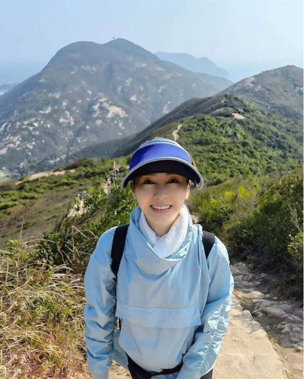 50歲黎姿帶仨女兒爬山！面板白皙水嫩似少女，雙腿纖細微笑露白牙