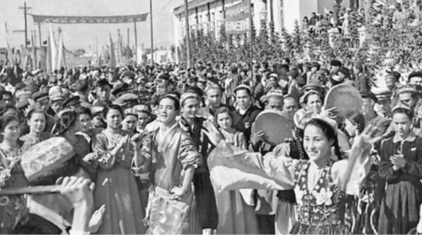 王震找縣長辦事被“耍官威”，上將葉飛得知後大怒：將其革職查辦