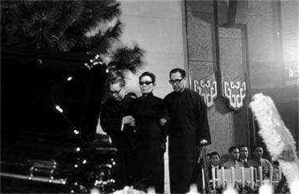 蔣介石死後，晚年的宋美齡在美國靠什麼生活