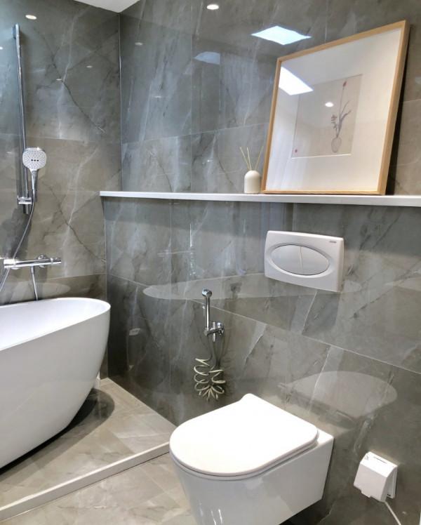 她的家一切從簡，客廳不放電視，不做任何修飾，卻處處充滿高階感