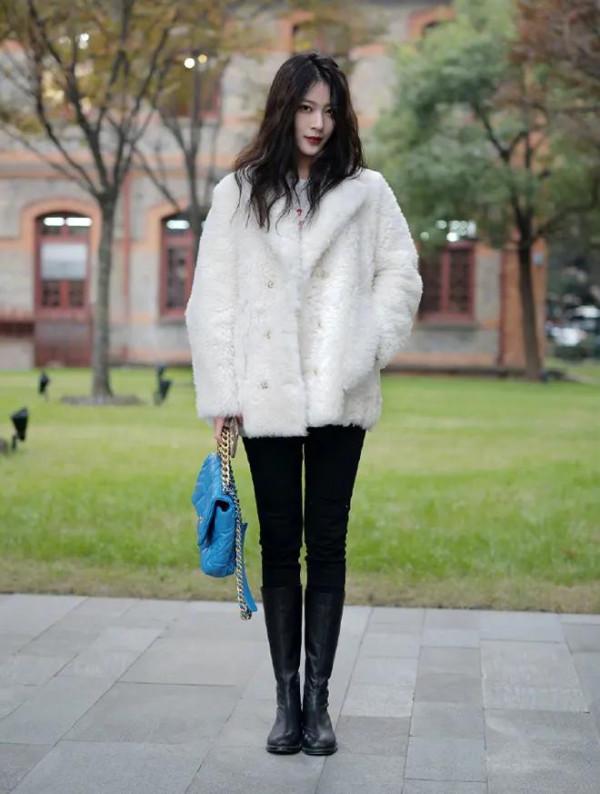 看街拍 識包包：8組香奈兒19口蓋包秋冬穿搭示範