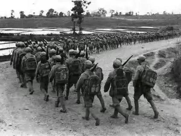 北海艦隊司令員劉昌毅在大街看到一群歹徒鬥毆,將軍掏槍開了三槍 北海艦隊司令員劉昌毅在大街看到一群歹徒鬥毆,將軍掏槍開了三槍