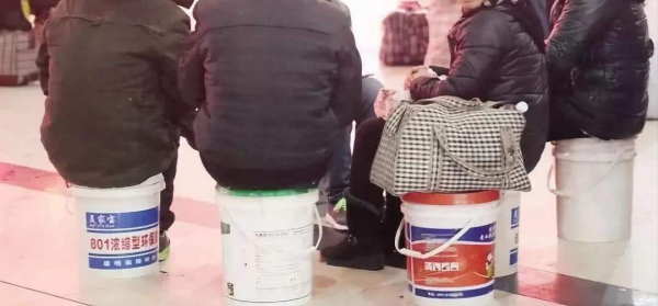 塑膠桶是焊死在農民工手上的嗎？蛇皮袋是沒了，這個為啥還在？