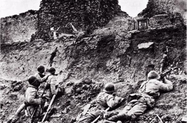 一座縣城許世友打了16天沒攻下來,一小班長出了個主意收奇效 一座縣城許世友打了16天沒攻下來,一小班長出了個主意收奇效