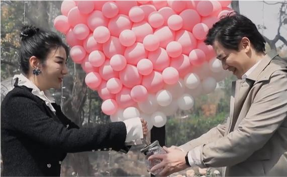 黃奕44歲生日難得高調一回!穿“中國紅”裙美回巔峰,女兒大逆襲 黃奕44歲生日難得高調一回!穿“中國紅”裙美回巔峰,女兒大逆襲