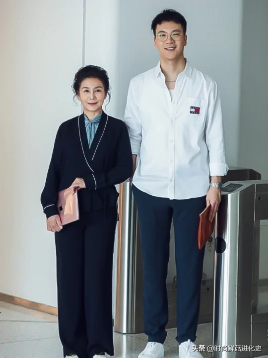 這才是60歲女人該有的打扮:“膝下裙+平底鞋”,簡單大方才好看 這才是60歲女人該有的打扮:“膝下裙+平底鞋”,簡單大方才好看