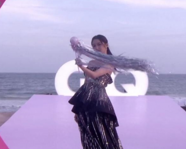 GQ盛典有多尷尬?楊天真蝴蝶結被吹垮,網友:關曉彤快換造型師 GQ盛典有多尷尬?楊天真蝴蝶結被吹垮,網友:關曉彤快換造型師