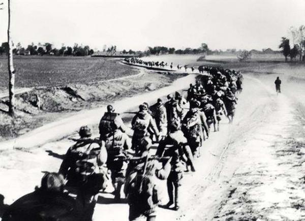 華野遭31萬蔣軍圍攻,粟裕急得直撓頭,陳毅點醒後下令:快擺鍋灶 華野遭31萬蔣軍圍攻,粟裕急得直撓頭,陳毅點醒後下令:快擺鍋灶