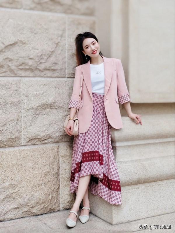 真正會打扮的女人，穿裙子都離不開這3種顏色，洋氣顯白有氣質