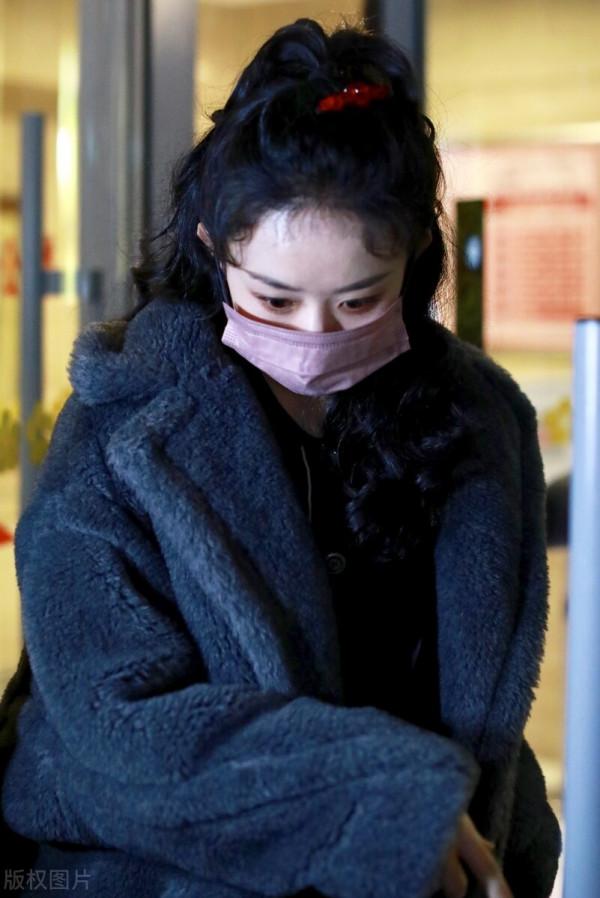 央視聯排 趙麗穎下班，著灰色泰熊服飾美噠噠