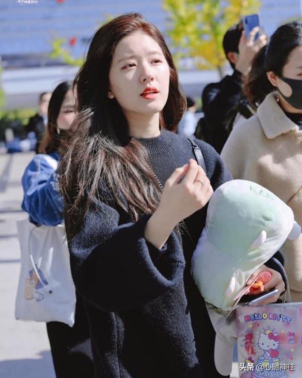 甜系女孩趙露思身穿黑色毛衣，慵懶風滿滿，溫柔可人