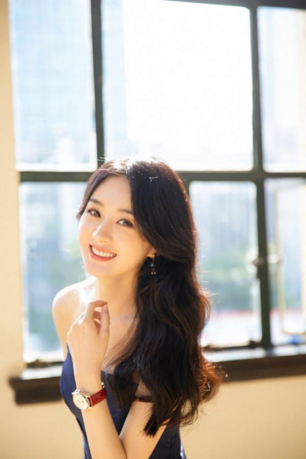 趙麗穎風格大轉變!穿抹胸藍裙美成女王,優雅知性風太適合她了 趙麗穎風格大轉變!穿抹胸藍裙美成女王,優雅知性風太適合她了