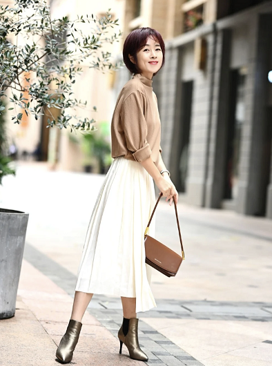 44歲金喜善還在扮少女,穿西裝都要在腰部貼朵大花,卻意外顯時髦 44歲金喜善還在扮少女,穿西裝都要在腰部貼朵大花,卻意外顯時髦