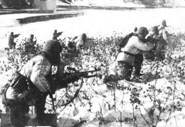 志願軍連長誤入一山洞，當場被打兩耳光，仔細一看大喜：都不許動