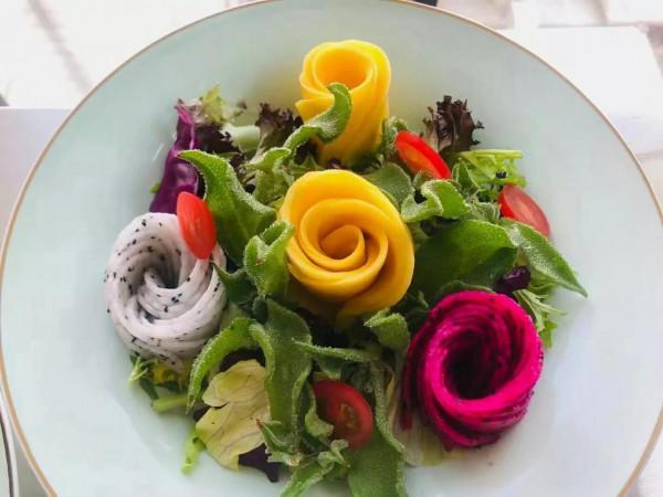 農村人吃自家庭院的蔬菜水果這是城市人嚮往的養老生活