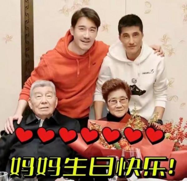 胡兵為80歲老母慶生，哥哥出獄後罕見露面，瘦太狠和母親一般老