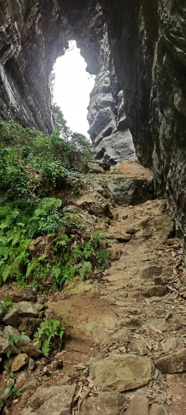 陽朔網紅景點四方巖（土匪洞）