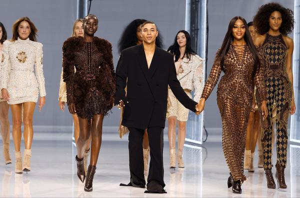 53歲法國前第一夫人重返T臺!穿水鑽裙同框LV太子妃,依然女神範 53歲法國前第一夫人重返T臺!穿水鑽裙同框LV太子妃,依然女神範