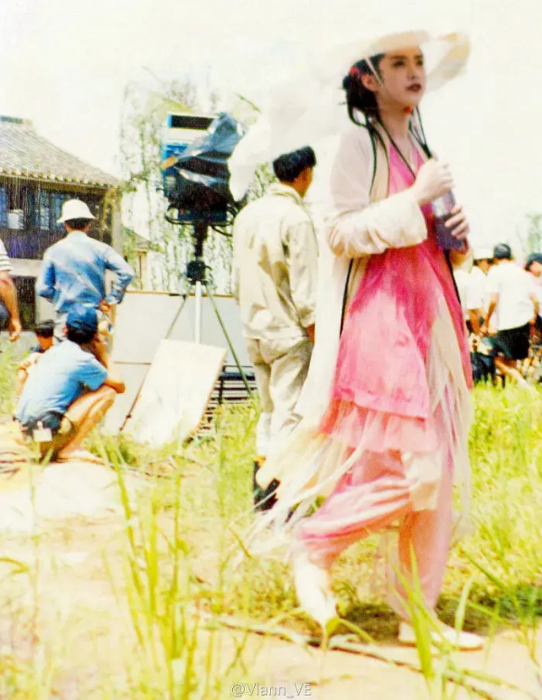 30年前在片場的王祖賢(多圖),躺在懷裡的那張可太美了 30年前在片場的王祖賢(多圖),躺在懷裡的那張可太美了