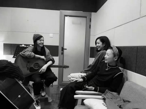 姚晨與趙子琪等人結拜,其中還有20歲小花!四位女明星各有各的美 姚晨與趙子琪等人結拜,其中還有20歲小花!四位女明星各有各的美