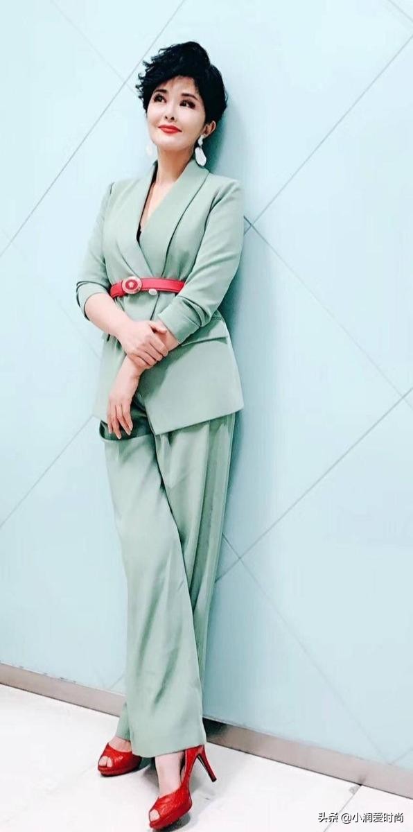 56歲田岷老了好時髦，穿印花裙戴珍珠耳環不俗氣，微胖也美得端莊