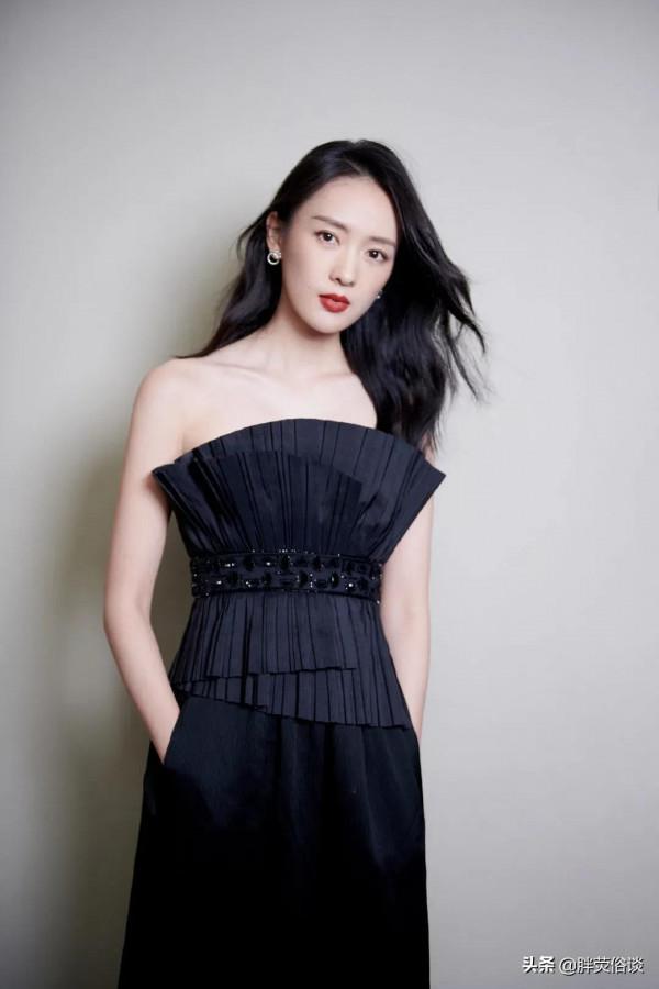 童瑤很喜歡展示鎖骨，氣質身材俱佳，就像年輕的章子怡