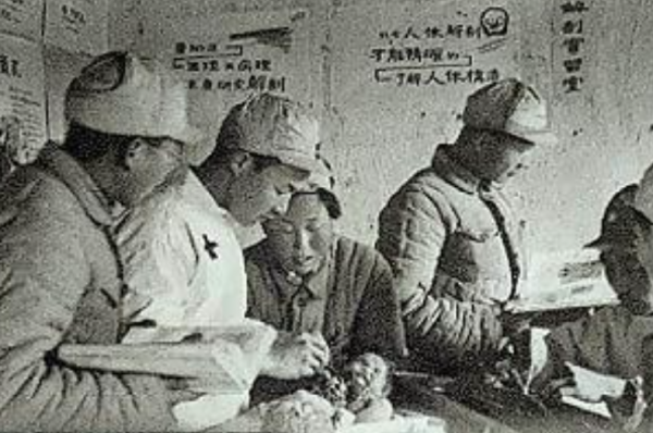 80年鄧華去世後，李玉芝在家中掛了他的遺像：我多想為你唱首歌