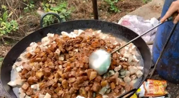 山東農村大席菜太豪橫了，360塊錢16個菜，場面壯觀外地人看傻眼