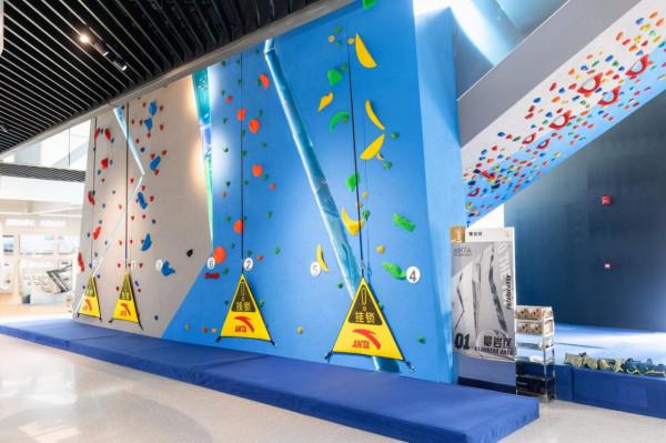 滑雪場+攀巖+籃球館，安踏建了一個智慧運動零售空間