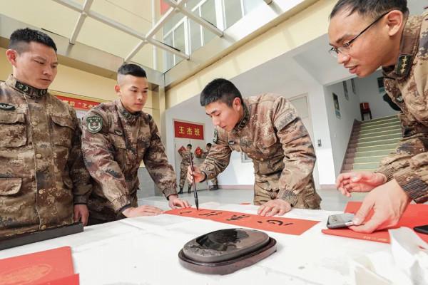 瞧，兵哥兵姐玩轉虎年春節！