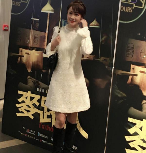 梁小冰真不給年輕人留退路!穿小白裙優雅甜美,51歲氣質嫩如少女 梁小冰真不給年輕人留退路!穿小白裙優雅甜美,51歲氣質嫩如少女