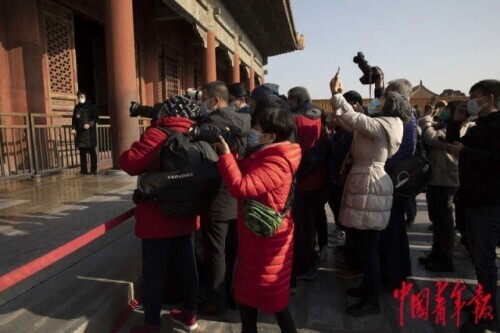 冬至前後遊客打卡故宮“正大光明”匾 感受光線的魅力 冬至前後遊客打卡故宮“正大光明”匾 感受光線的魅力