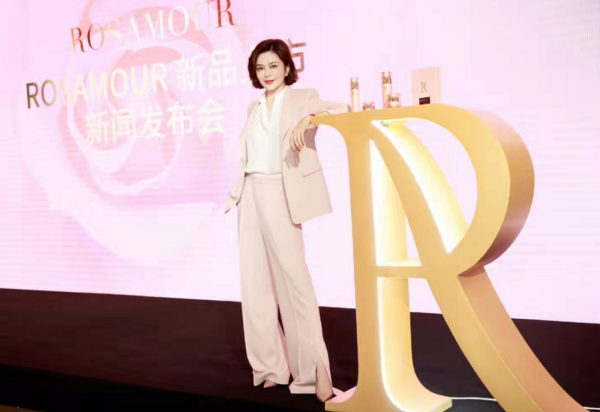 59歲關之琳現身富豪生日宴!跟新晉港姐合影,穿皮衣氣場全開超美 59歲關之琳現身富豪生日宴!跟新晉港姐合影,穿皮衣氣場全開超美