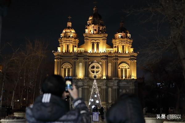 王府井天主教堂的聖誕樹亮了 遊客紛紛拍照留念 王府井天主教堂的聖誕樹亮了 遊客紛紛拍照留念