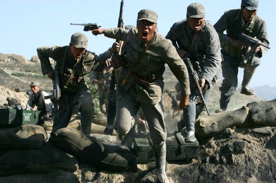 團長獻上一計，旅長一拳砸在桌子上：後面的戰鬥你來指揮