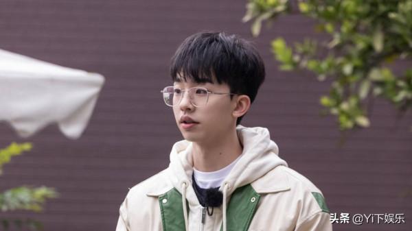 《名偵探學院》：何運晨這人能處，不光找線索，還不忘開導NPC