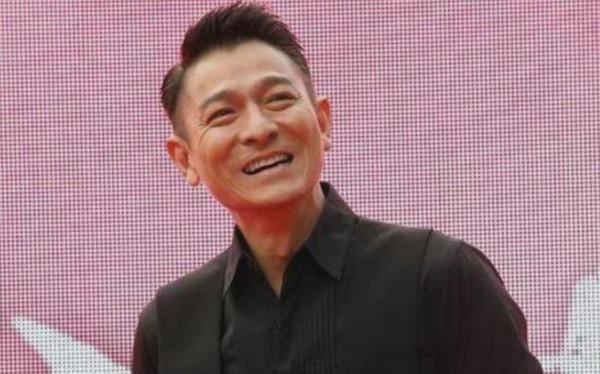 2004年黃霑去世:對成龍撒過尿,單挑過李小龍,還大罵劉德華3年 2004年黃霑去世:對成龍撒過尿,單挑過李小龍,還大罵劉德華3年