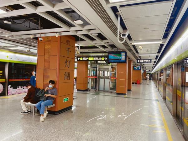 中國首條跨越地級行政區的地鐵，開通已超過十年，人氣依然非常旺