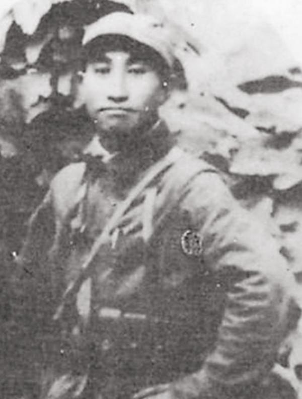 此人犧牲,全團官兵一起披麻戴孝,集體在遺像前下跪 此人犧牲,全團官兵一起披麻戴孝,集體在遺像前下跪