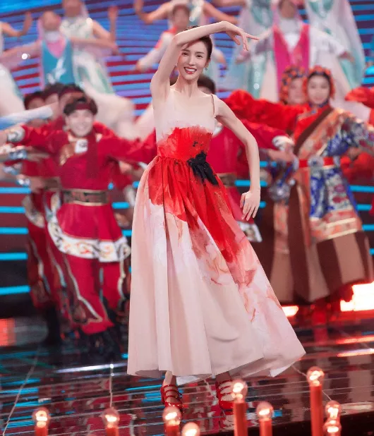 國慶晚會明星造型：劉嘉玲美豔開場，朱一龍寸頭獻唱，劉濤甜美