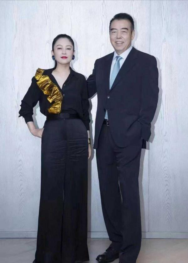 陳紅這回造型太成功，穿襯衫配闊腿褲真高階，單靠氣質就贏了