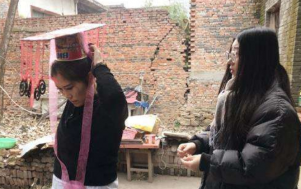 河南一女子模仿武則天，泡麵當王冠，麻袋做龍袍，23家公司求籤約